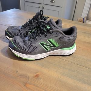 Boys 3.5 Wide New Balance Tennis shoes
